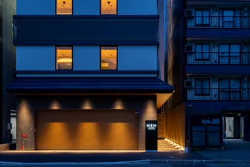 夜の外観。窓に灯りがともるMEM SAPPORO
