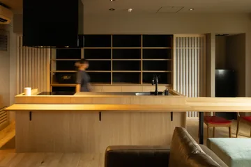共用キッチンのカウンターに立つスタッフ