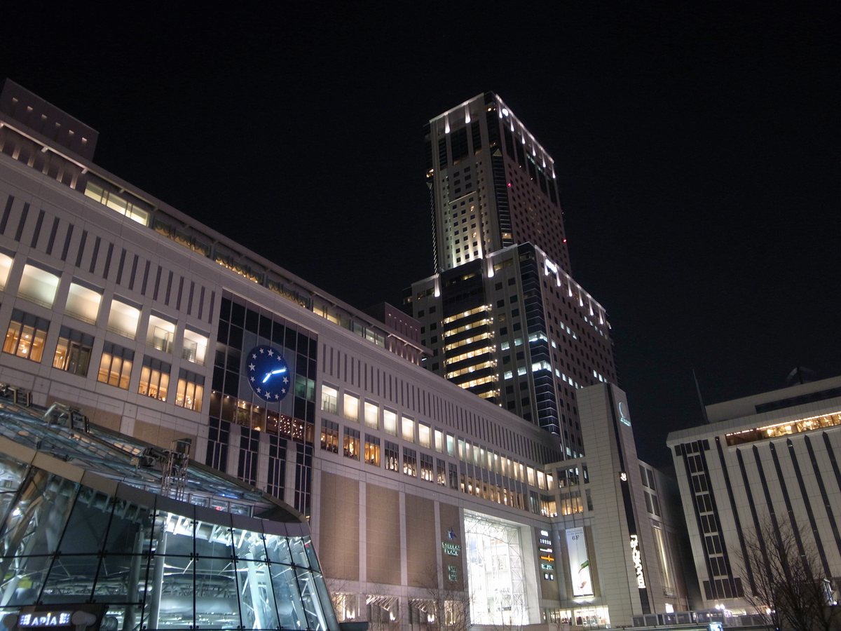 夜の札幌駅とステラプレイスのビル群