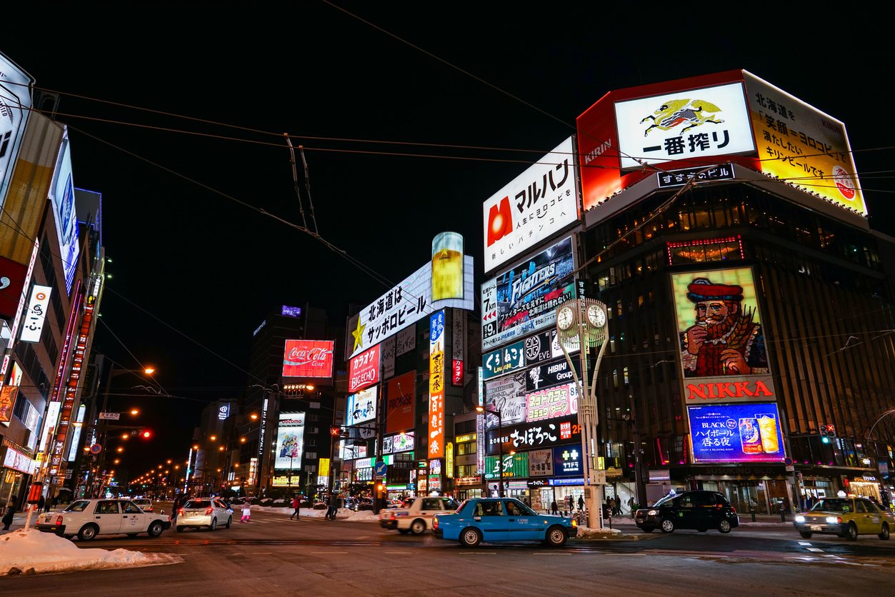 夜のすすきの交差点。ニッカの看板が灯る