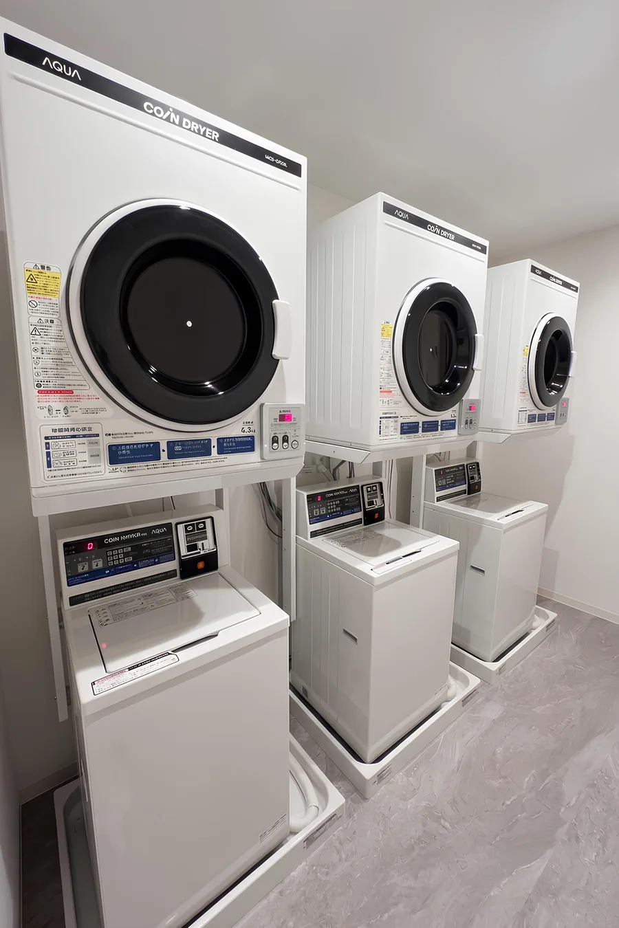 2階の共用ランドリールーム。洗濯機と乾燥機が並ぶ